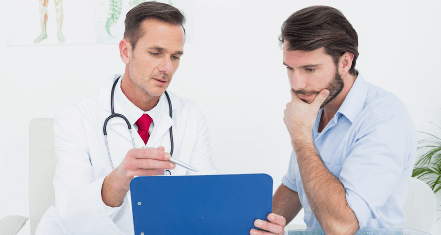 médico prescreve medicamentos para prostatite